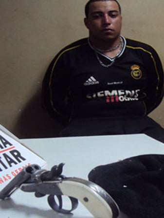 Polícia prende homem com garrucha e touca ninja no Pedreira