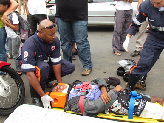 Motociclista fratura perna em acidente na Osório Sampaio