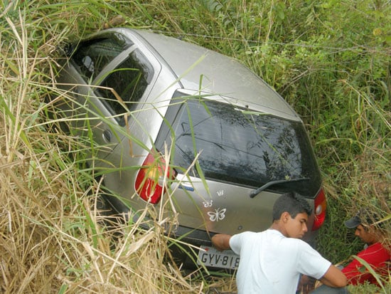 Carro sai da pista em São Gonçalo do Rio Abaixo, na BR-381
