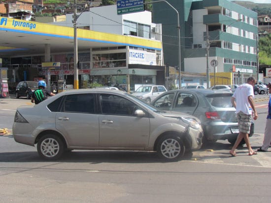 Gol e Fiesta batem em rotatória próximo à rodoviária de Itabira