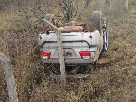 Motorista capota Hilux ao desviar de motoqueiro na contramão