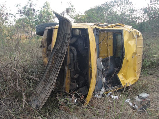 Condutor cochila ao volante e capota van de transportadora
