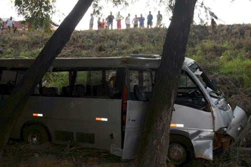 Acidente com micro-ônibus de Itabira deixa ao menos 15 vítimas na BR-381