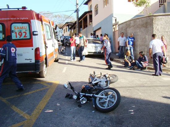 Acidente em cruzamento fere motociclista no centro de Itabira