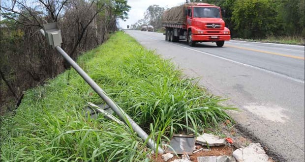 Vândalos destroem radares da BR-381