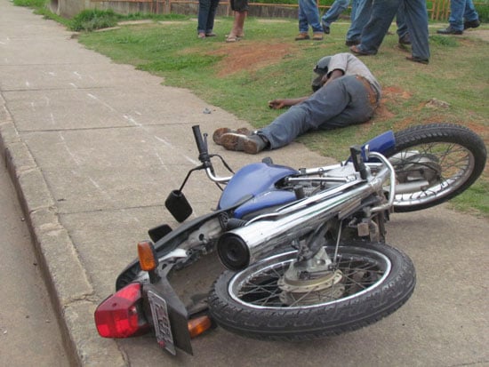 Motoqueiro perde controle e quase cai no canal do Praia
