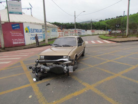Chevette atinge violentamente moto em rotatória