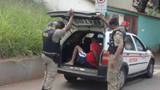 Ladrões roubam dona de padaria no bairro Areão, em Itabira