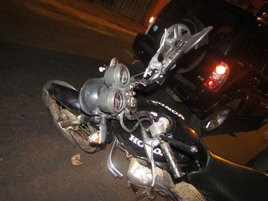 Menor em moto furtada bate em carro de vereador na Osório Sampaio