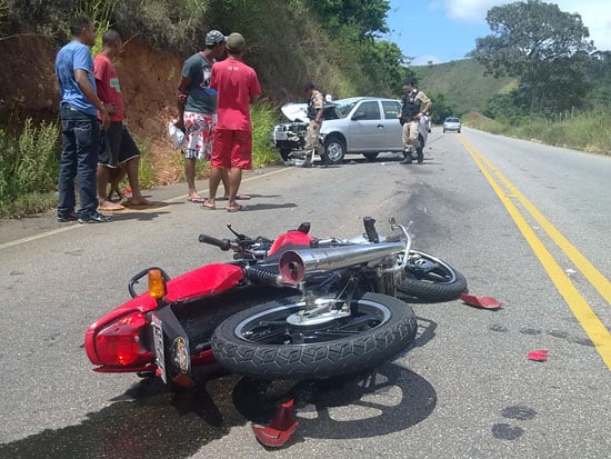 Batida entre moto e carro deixa duas pessoas feridas próximo a Santa Maria de Itabira