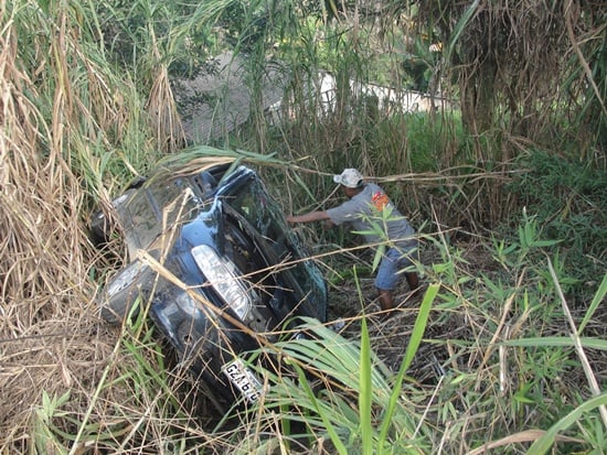 Homem cochila ao volante e cai com carro em ribanceira na BR-381