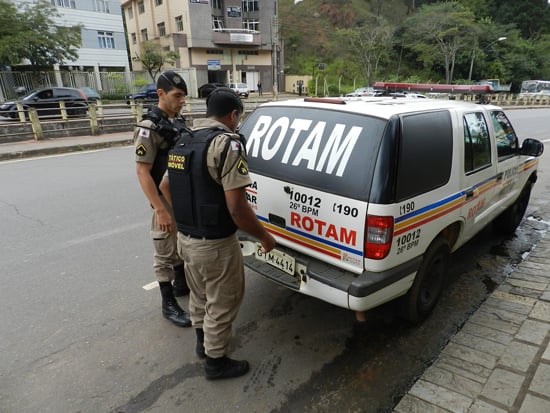 Homem contrata mototaxista, tenta estrangulá-lo e é preso