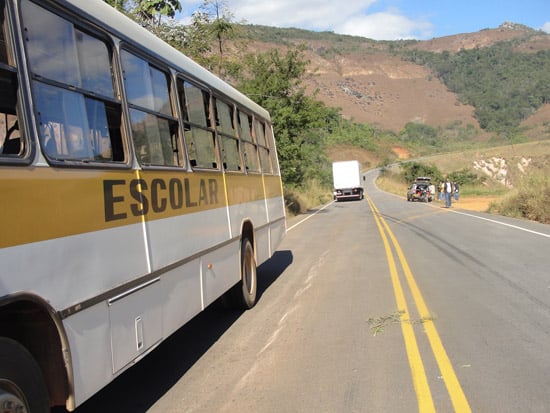 Estudante de 14 anos é atropelada por caminhão após descer de ônibus escolar