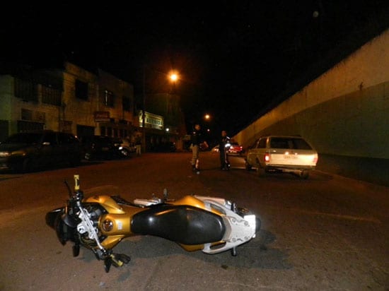 Motoqueiro fica ferido após bater em caminhonete