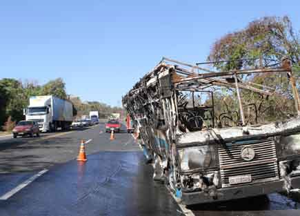 Ônibus com monlevadenses tomba, pega fogo e mata um no Triângulo Mineiro