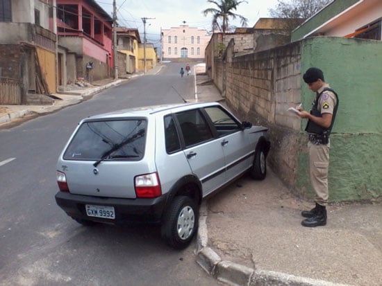 Motorista avança cruzamento e bate em motoqueiro no bairro Praia