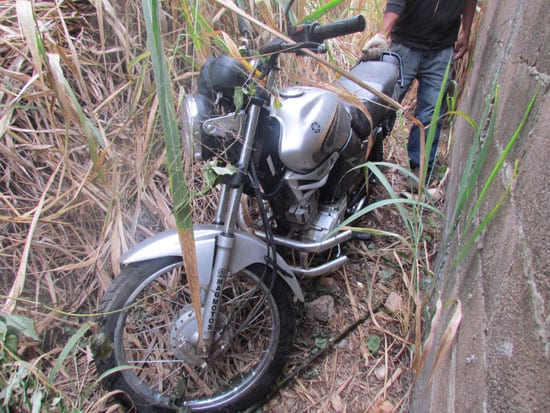 Moto furtada é encontrada camuflada em matagal no bairro Machado