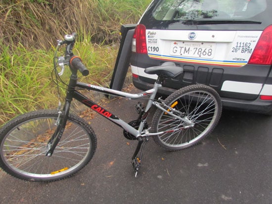 Ao ser flagrado arrombando veículo, ladrão foge e deixa bicicleta para trás