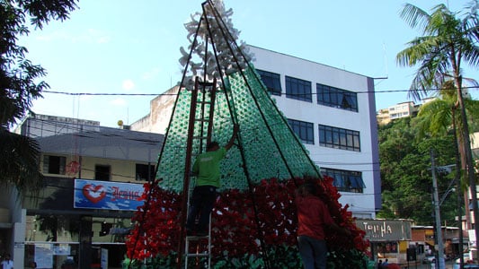 Prefeitura de João Monlevade substitui árvore de Natal incendiada na Praça Sete