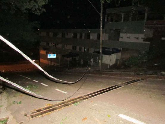 Caminhão atinge poste e derruba fiação na rua Didi Andrade
