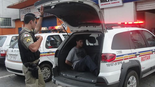 PM prende jovem de 19 anos com 31 papelotes de cocaína