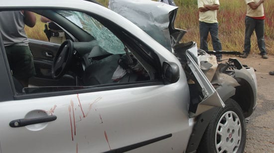 Homem perde controle de Strada e bate na traseira de Toyota Bandeirante