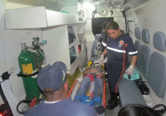 Motoqueiro atropela mulher na porta de casa e foge sem prestar socorro