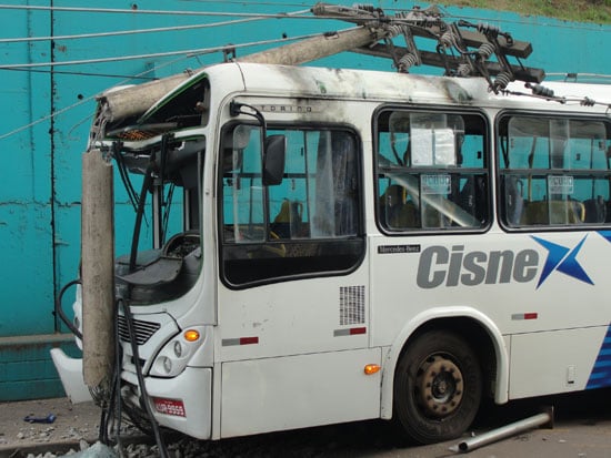 Motorista consegue salvar passageiros antes de ônibus descer avenida desgovernado