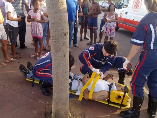 Motoqueiro cai e sofre fratura no braço