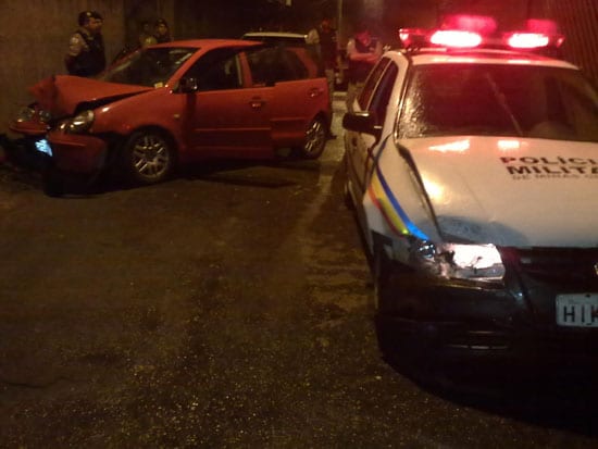 Briga de casal termina em acidente envolvendo Polo e viatura da PM