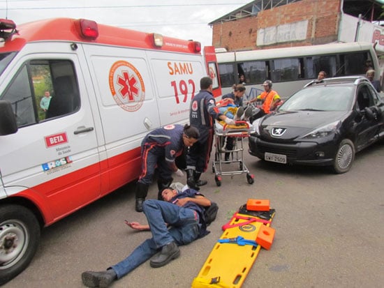 Acidente na avenida das Rosas envolve caminhonete e duas motos