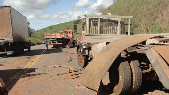 Batida entre caminhões deixa motorista ferido na MG-129