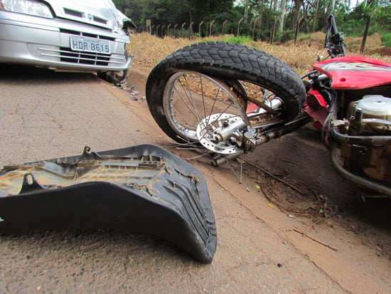 Carro desvia de galho e bate de frente com moto na estrada 105