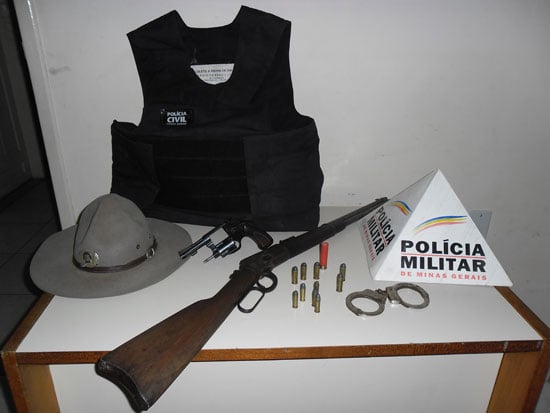 Fazendeiro é preso com armas e colete a prova de balas da Polícia Civil