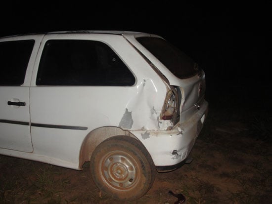 Gol cruza pista e é atingido por carreta no trevo do Itabiruçu
