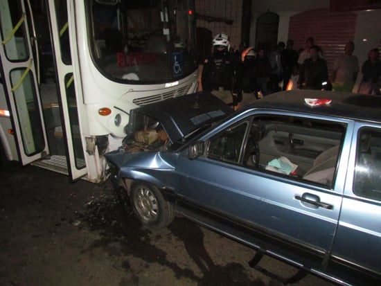 Gol e ônibus da Cisne batem de frente no bairro Machado