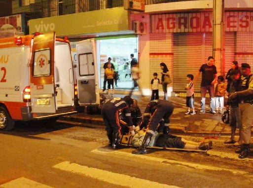 Material asfáltico espalhado na pista derruba motoqueiro na João Pinheiro