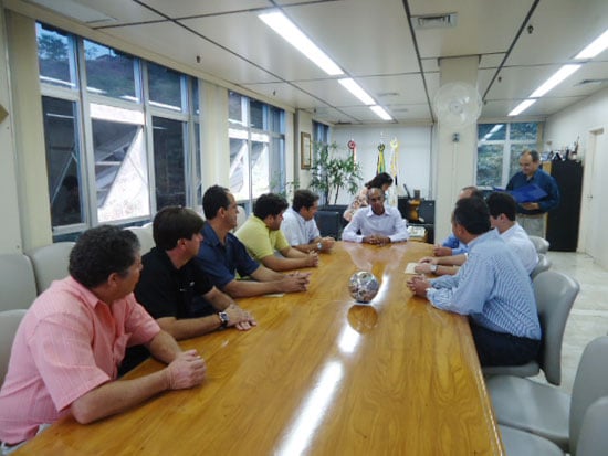 Empresas recebem terrenos para atuar no Distrito Industrial