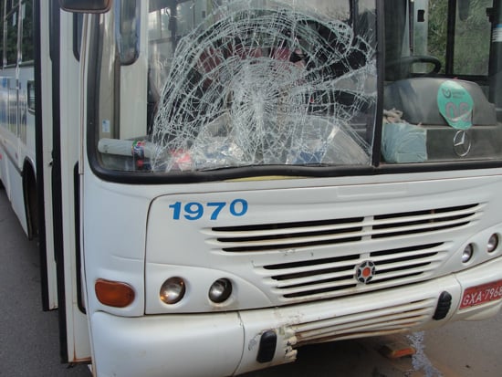 Ciclista na contramão bate de frente com ônibus no bairro Conceição