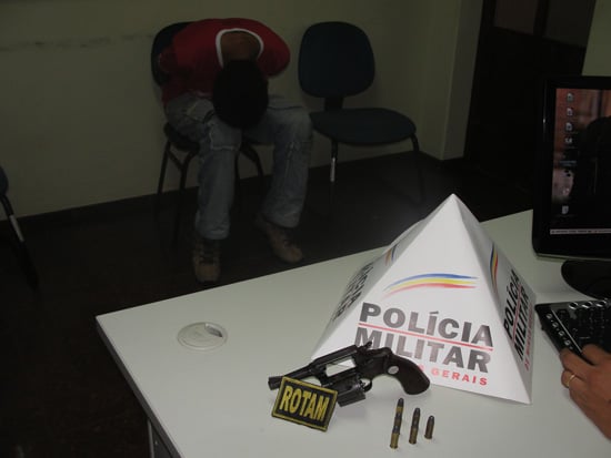 Rotam prende homem armado com revólver no Praia