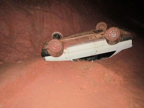 Carro capota e ocupantes deixam o local antes da chegada da PM