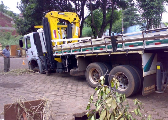 Rua afunda com caminhão na Vila Paciência em Itabira