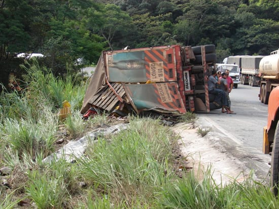 Carreta tomba na 381, atinge carro e motorista tem ferimentos graves