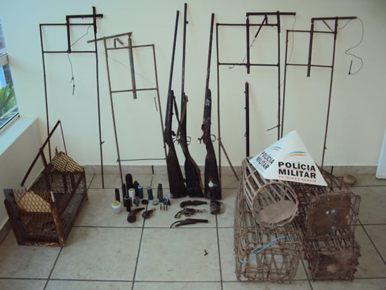 PM apreende 11 armas de fogo e armadilhas de caça em Ferros
