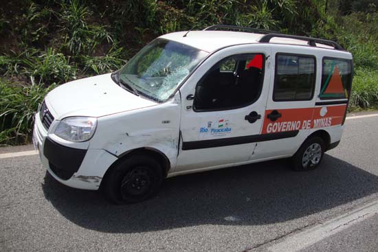 Motoqueiro bate em carro e sofre múltiplas fraturas na BR-381