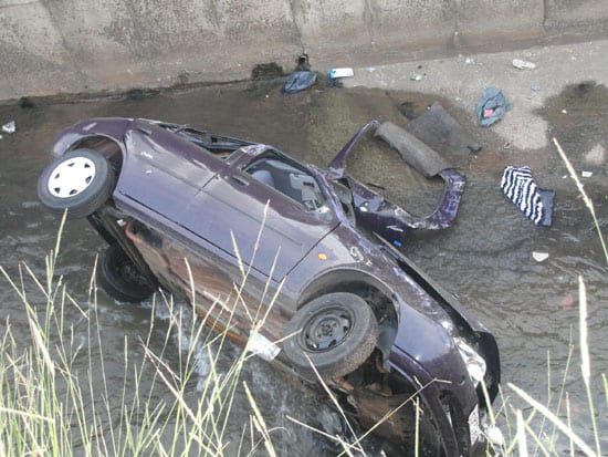 Carro capota dentro do canal do bairro Praia