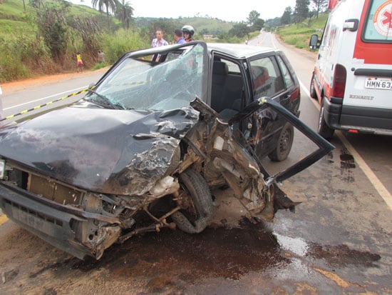 Motorista passa mal e bate Uno contra carreta