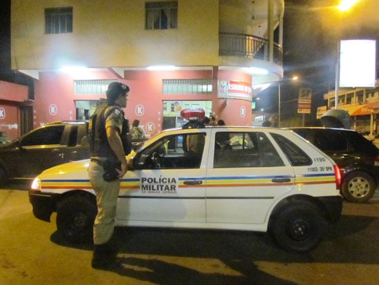 Homem com capacete assalta comerciante na avenida Osório Sampaio