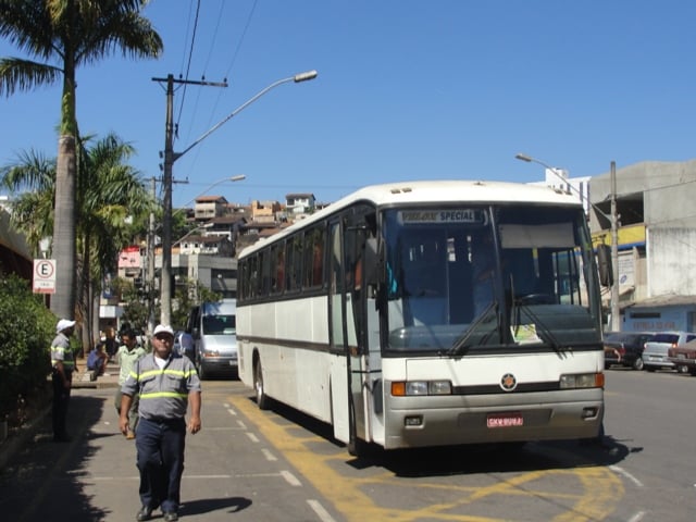DER e Polícia Rodoviária apreendem ônibus e van por transporte irregular de passageiros