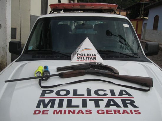 PM apreende armas e cachorros de caça na zona rural de Ferros